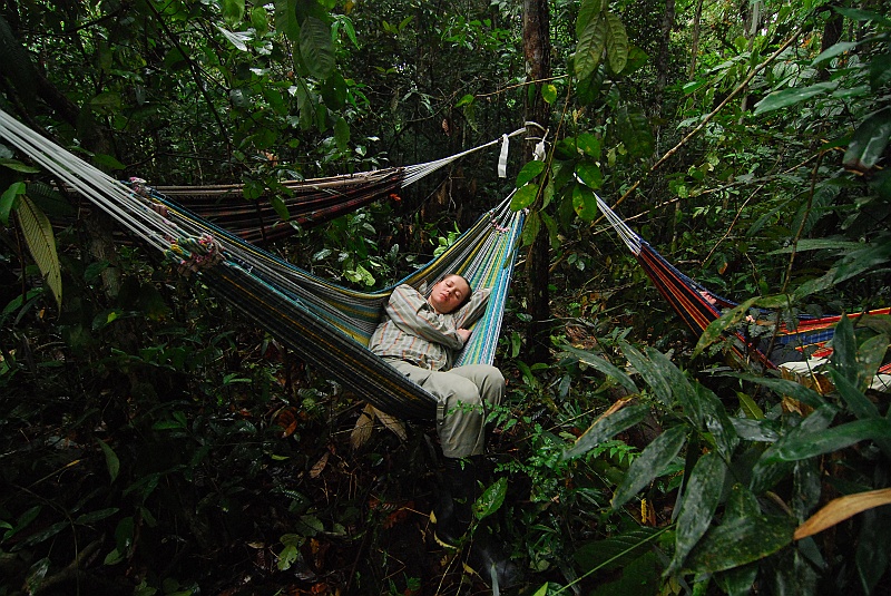 Laura i Astronom_super-134.JPG - Pierwsza przymiarka do hamaków rozwieszonych pomiędzy drzewami w dżungli. W końcu będziemy na nich spali... (Zdjęcie: Laura i Astronom)